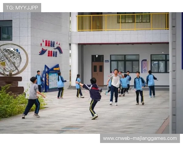 球杆与球的碰撞校园回荡，学生找到运动新乐趣